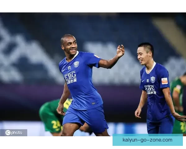 穆里奇进球后泪洒赛场激动表达我也是人展现真实情感